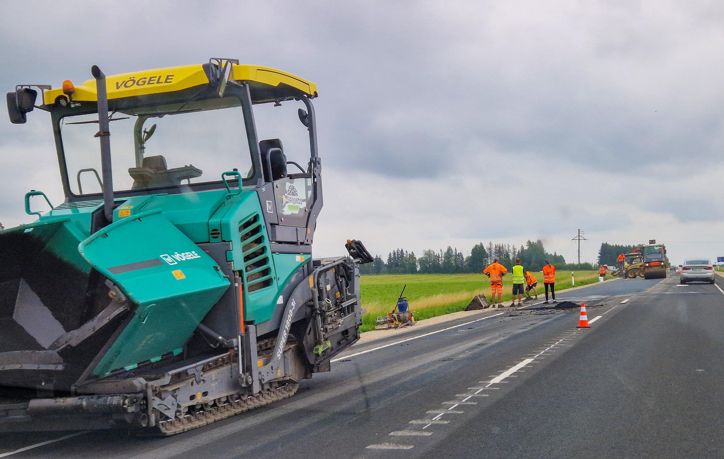 21. juulil olid värskelt uuendatud teelõigul taas masinad peal ning uus asfalt võeti üles, et see taas uuega asendada. Foto: AIGAR NAGEL